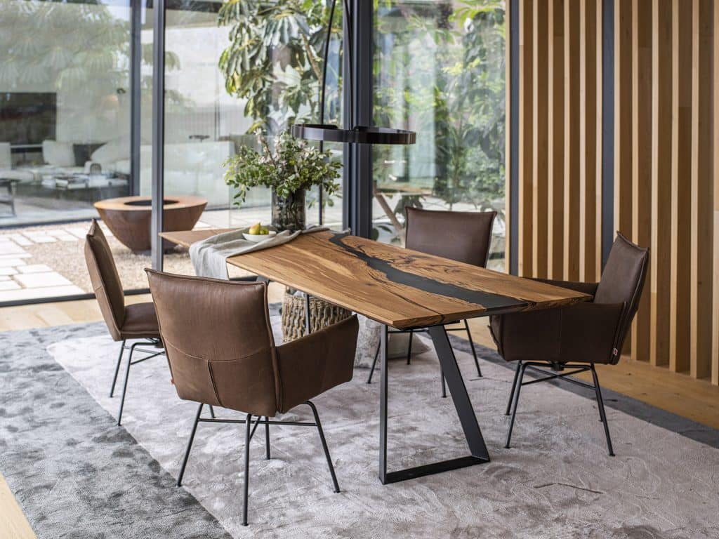 Design Tisch aus Eichenholz Vollholz mit Epoxidharz und Lederstühlen